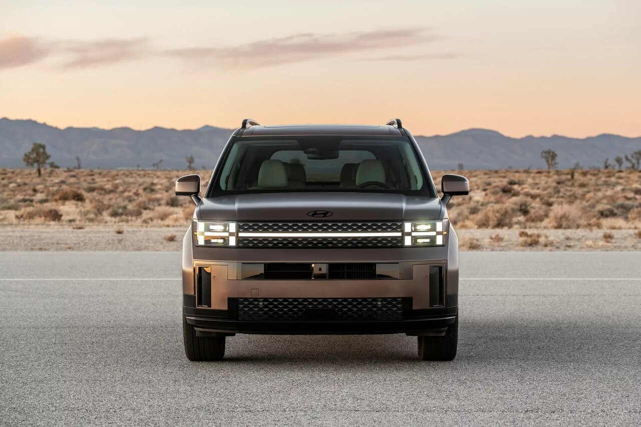 (تصاویر) سانتافه جدید نیامده به مشکل خورد! / حرکت ناخواسته و واژگونی خودرو در هنگام پارک