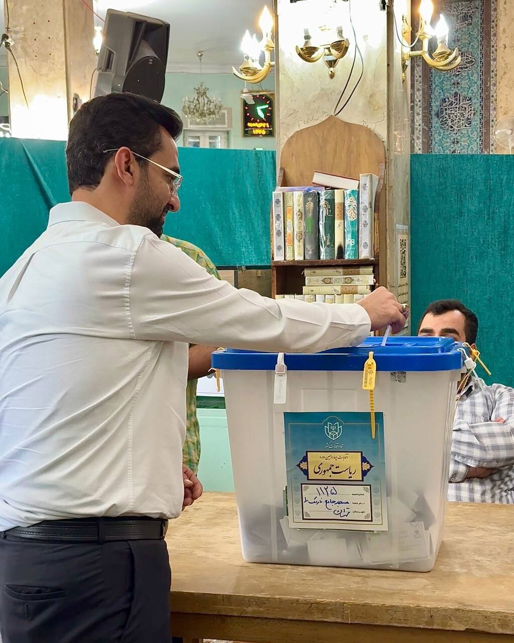 پاشنه ورکشیدن و پاشنه ازجا نکندن! سیاست‌ورزی به سبک آذری جهرمی