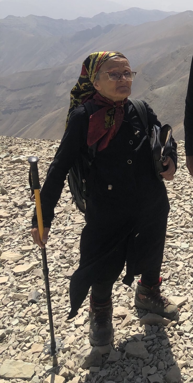 (تصویر) بانوی کوهنورد ۹۰ ساله، شگفتی‌ساز ورزش ایران شد