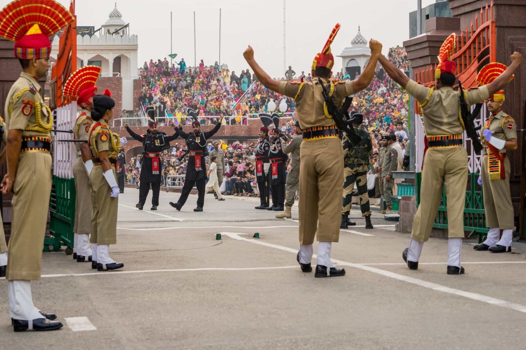 (تصویر) از «پلِ دوستی» ملل تا بلندترین آبشارها؛ منحصر به فردترین مرز‌ها بین کشور‌های جهان