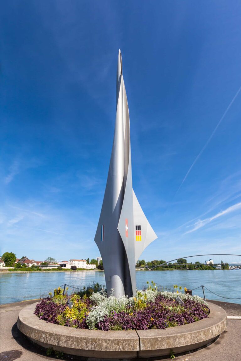 (تصویر) از «پلِ دوستی» ملل تا بلندترین آبشارها؛ منحصر به فردترین مرز‌ها بین کشور‌های جهان