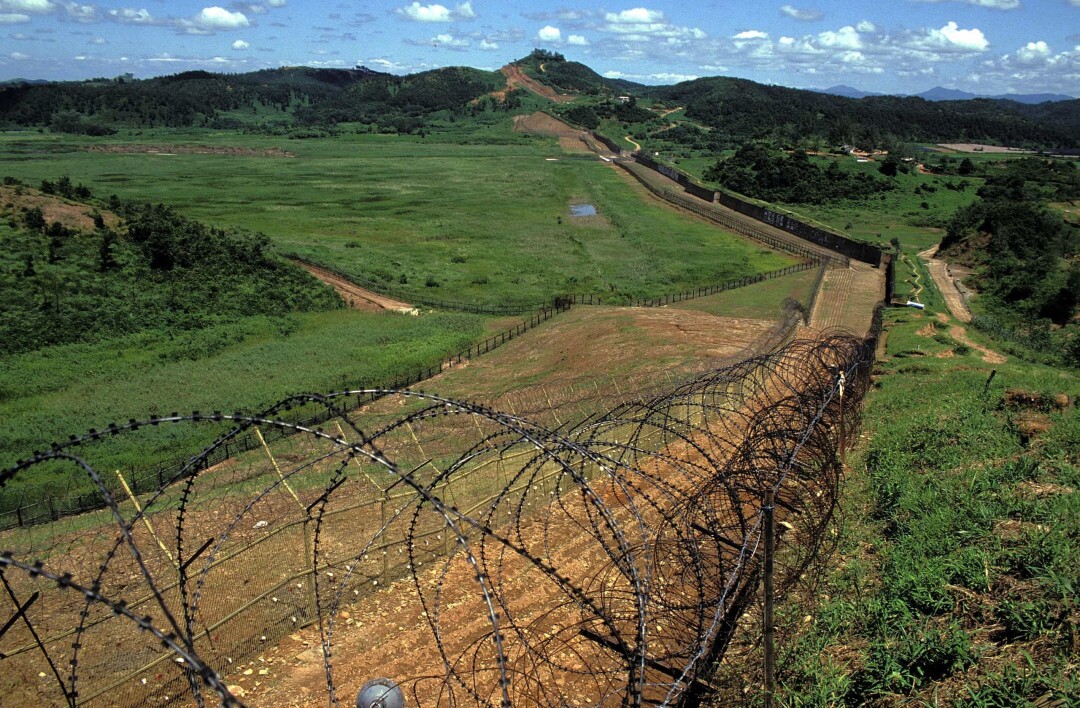(تصویر) از «پلِ دوستی» ملل تا بلندترین آبشارها؛ منحصر به فردترین مرز‌ها بین کشور‌های جهان