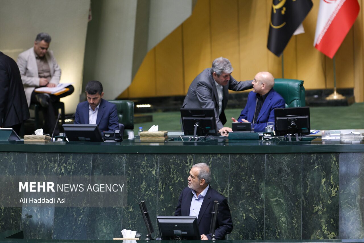 تصاویری از رفت و آمد نمایندهِ پرنفوذ مجلس در بین نمایندگان و جایگاه هیات رئیسه