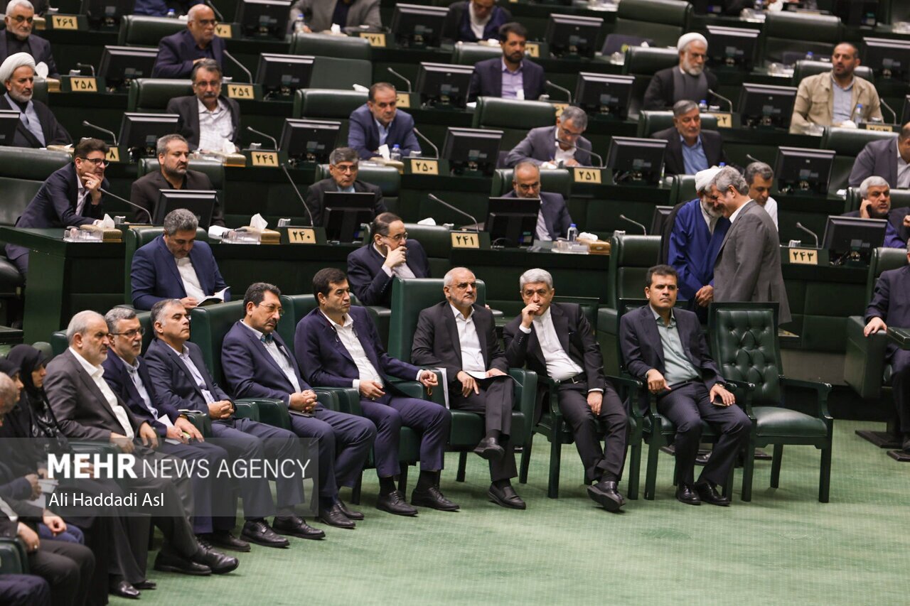 تصاویری از رفت و آمد نمایندهِ پرنفوذ مجلس در بین نمایندگان و جایگاه هیات رئیسه