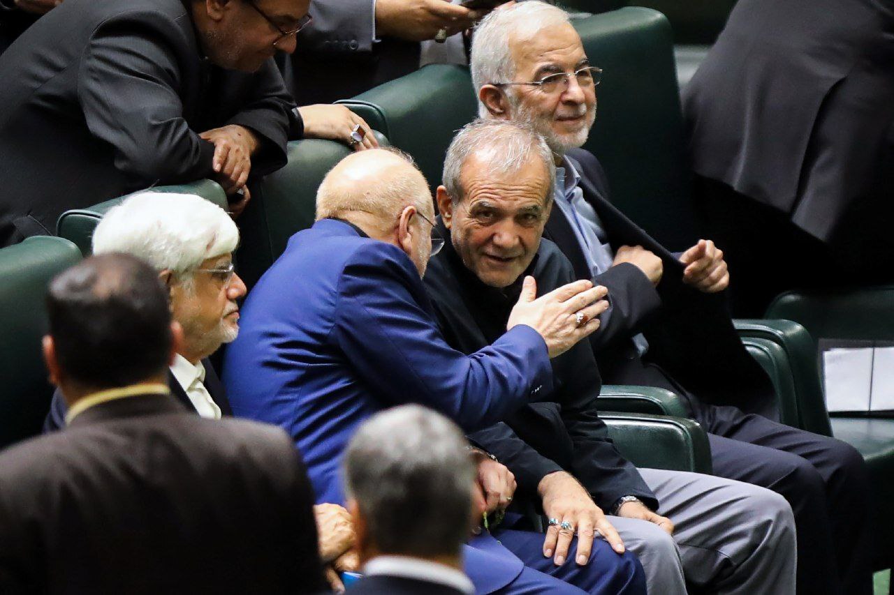 تصویری از گفتگوی پزشکیان و قالیباف در مجلس