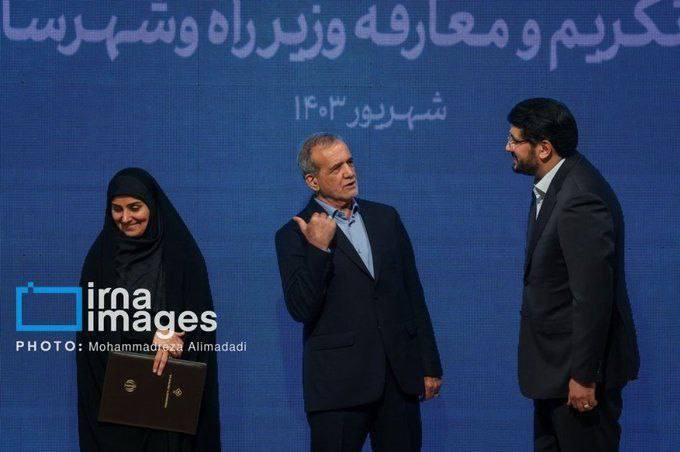 (تصویر) تودیع بذرپاش و معارفه فرزانه صادق که توسط بذرپاش برکنار شده بود