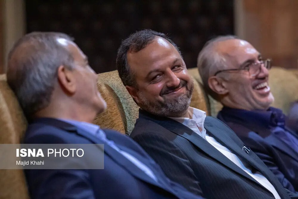 (تصویر) خنده عجیب خاندوزی در آخرین روز حضورش در وزارت اقتصاد