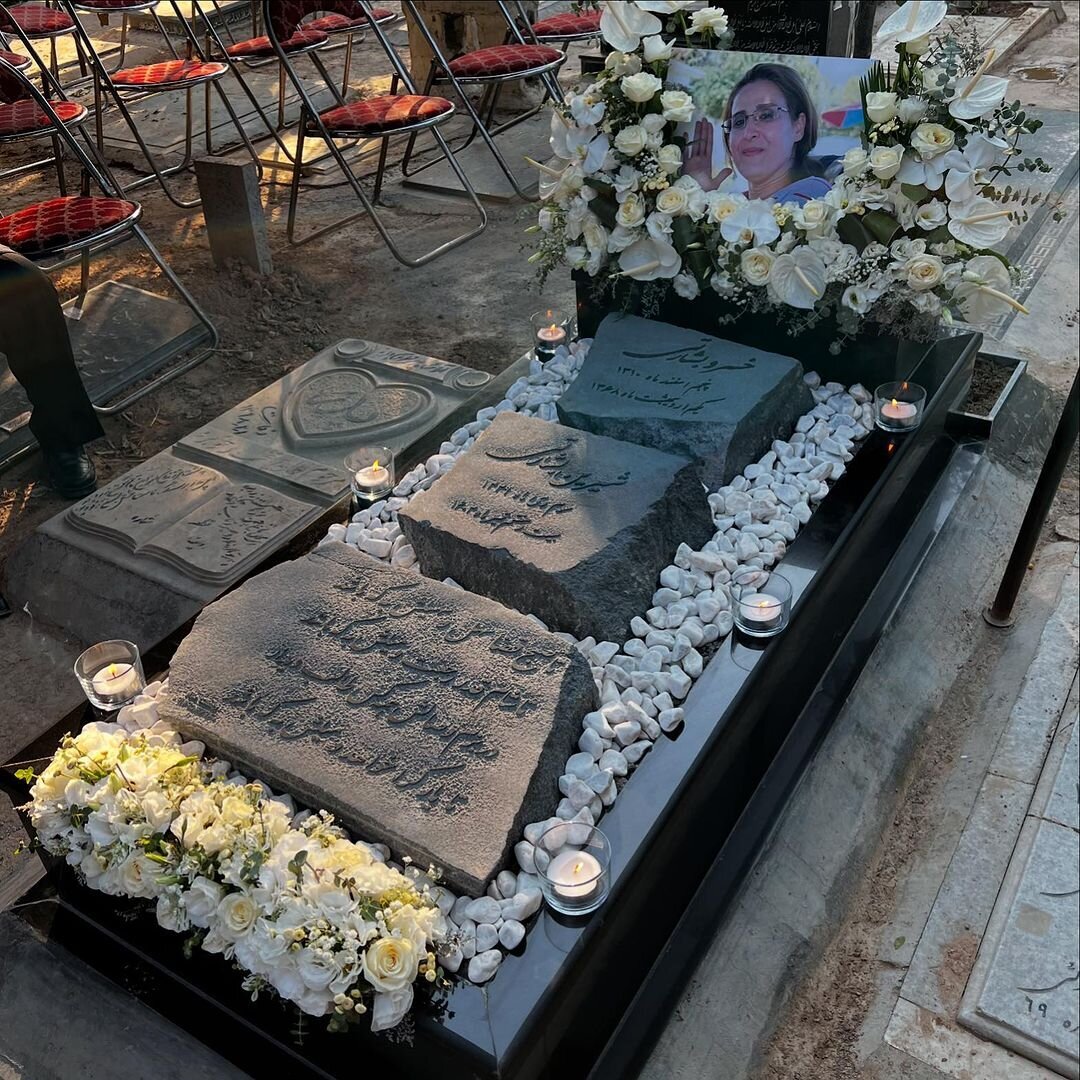 تصویری از سنگ قبر متفاوت مادر حمید گودرزی؛ پست تلخ آقای بازیگر در چهلمین روز درگذشت مادرش