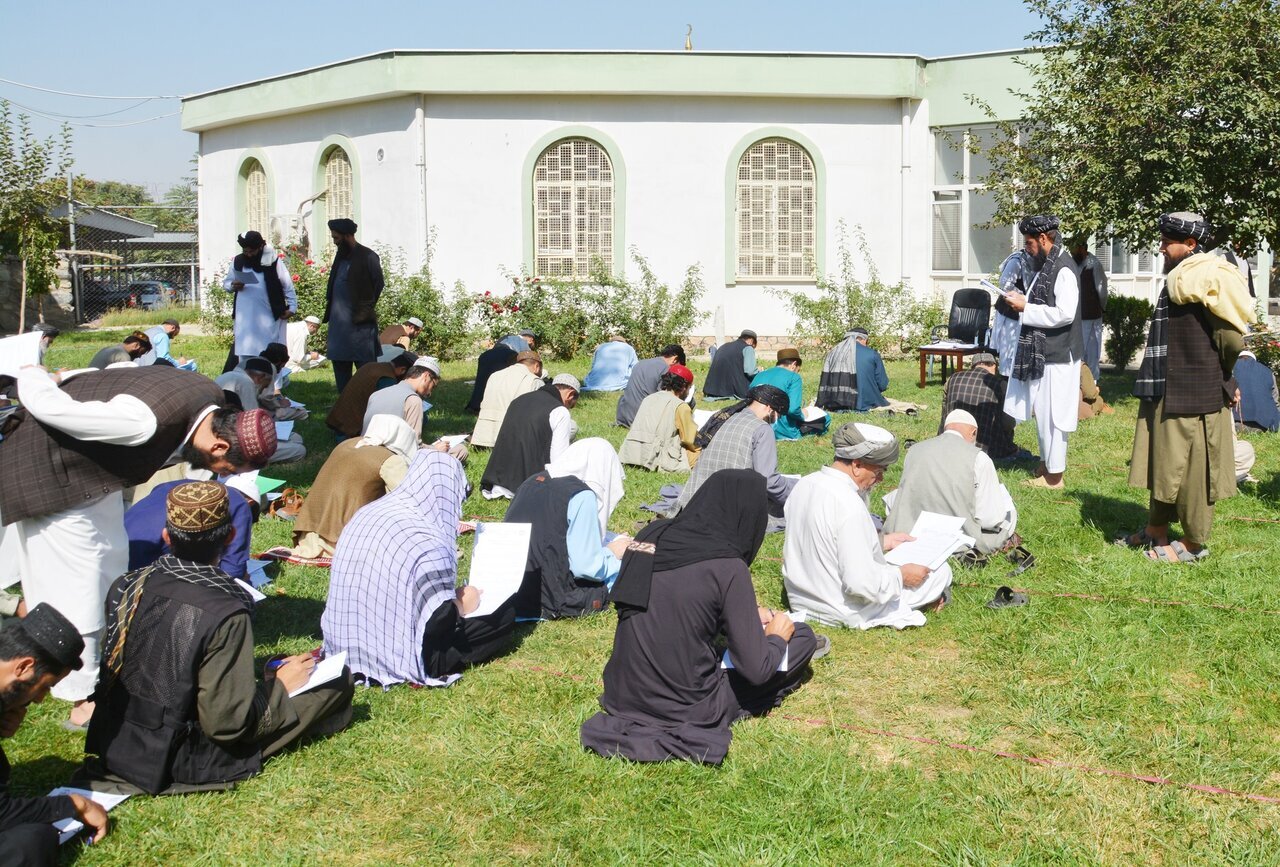 (تصویر) عکسی از امتحان دینی کارکنان طالبان!