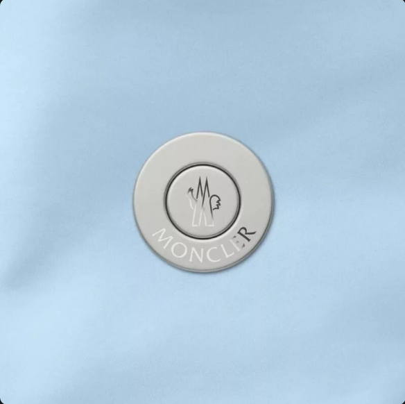 اثر جدید جانی آیو با همکاری برند مونکلر معرفی شد؛ ژاکتی با دکمه‌های خاص!