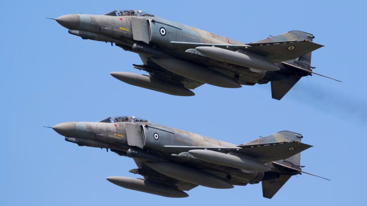 آیا جنگنده F-۱۴ Tomcat یک جت رزمی نسل چهارمی است؟