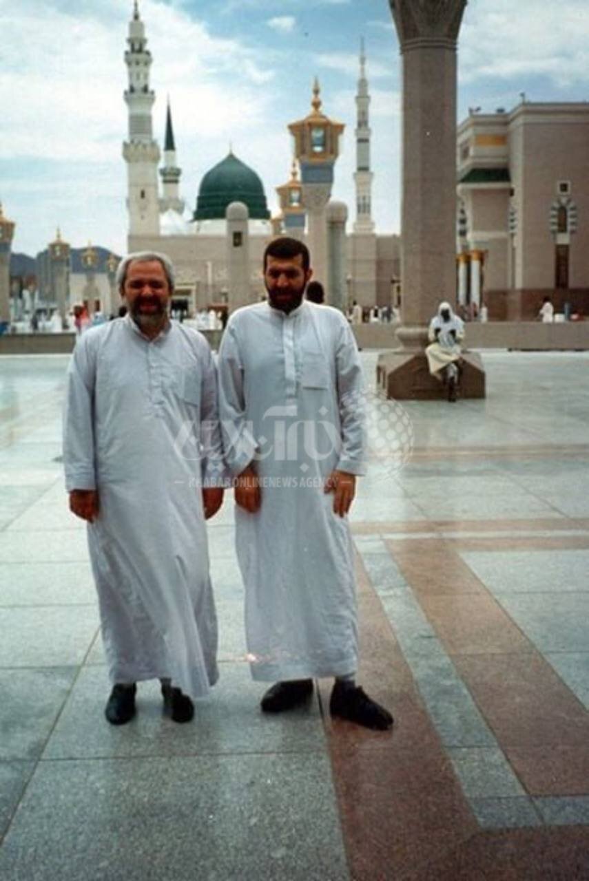 (تصویر) عکس قدیمی از جواد ظریف با لباس ویژه عربی