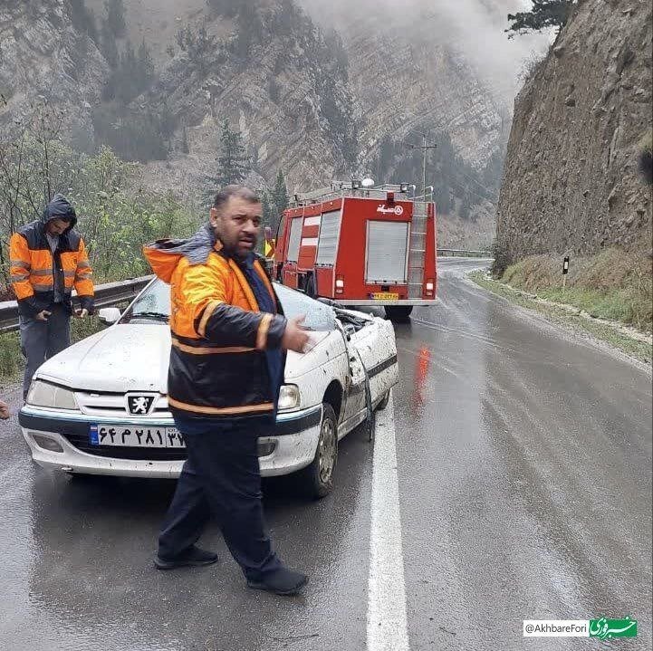 (تصاویر) سقوط سنگ روی خودرو در چالوس؛ پژو مچاله شد