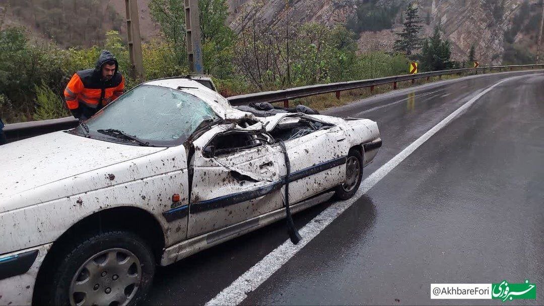 (تصاویر) سقوط سنگ روی خودرو در چالوس؛ پژو مچاله شد