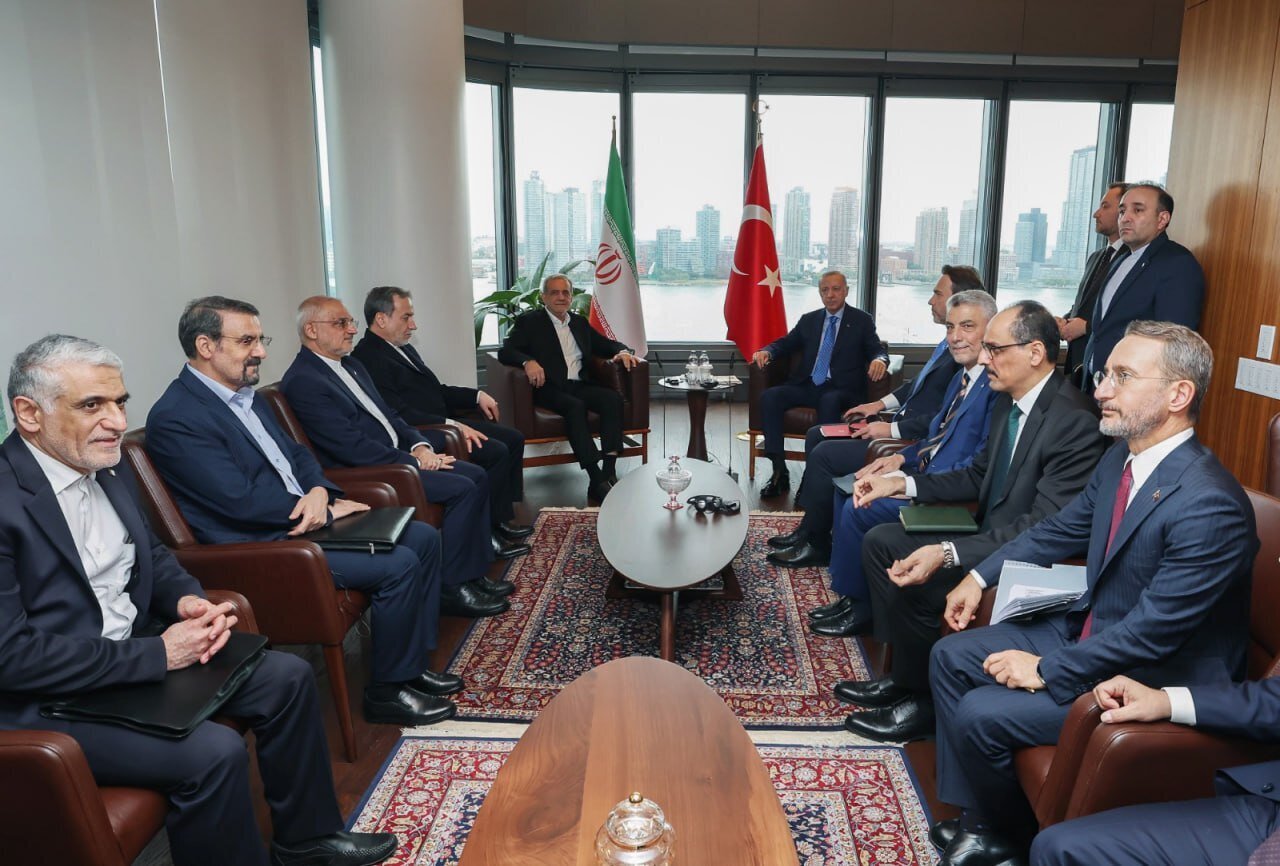(تصویر) عکس‌های تازه از ملاقات پزشکیان با اردوغان در آمریکا