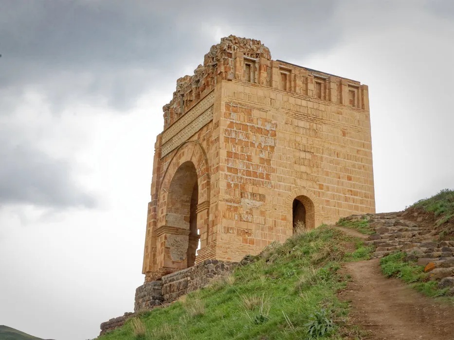 (تصاویر) قلعه ضحاک؛ سفری به قلب تاریخ و فرهنگ هشترود