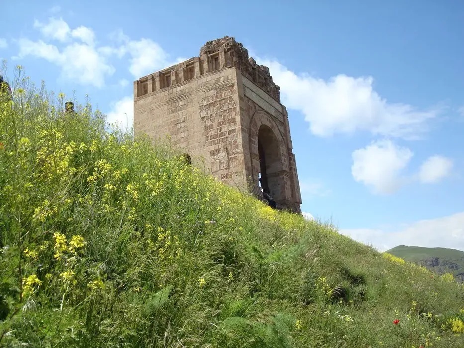 (تصاویر) قلعه ضحاک؛ سفری به قلب تاریخ و فرهنگ هشترود