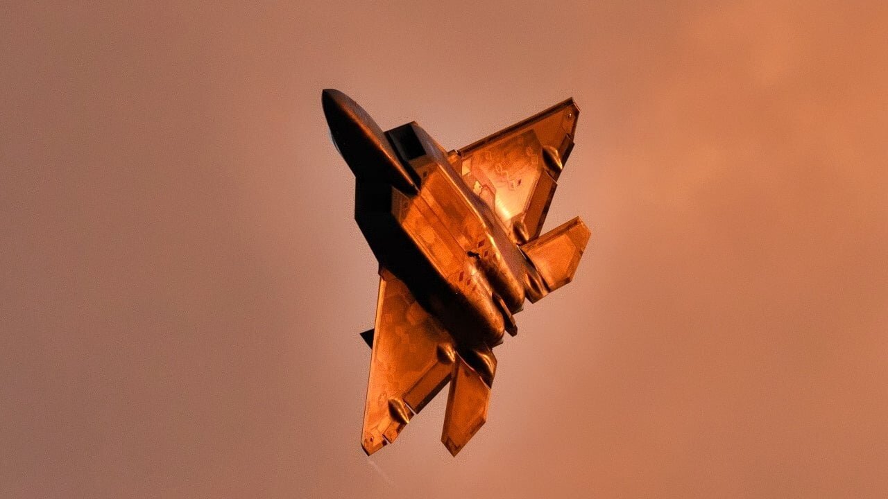 نبرد اف ۲۲ و اف ۳۵ در آسمان، کدام یک پیروز می‌شوند؟