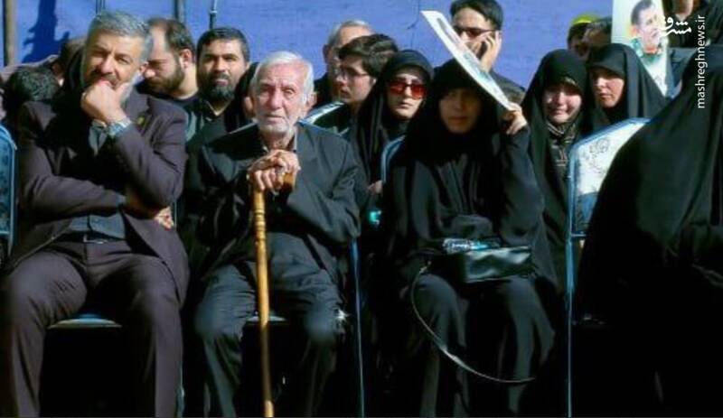 قابی از پدر شهید نیلفروشان در مراسم تشییع پسرش