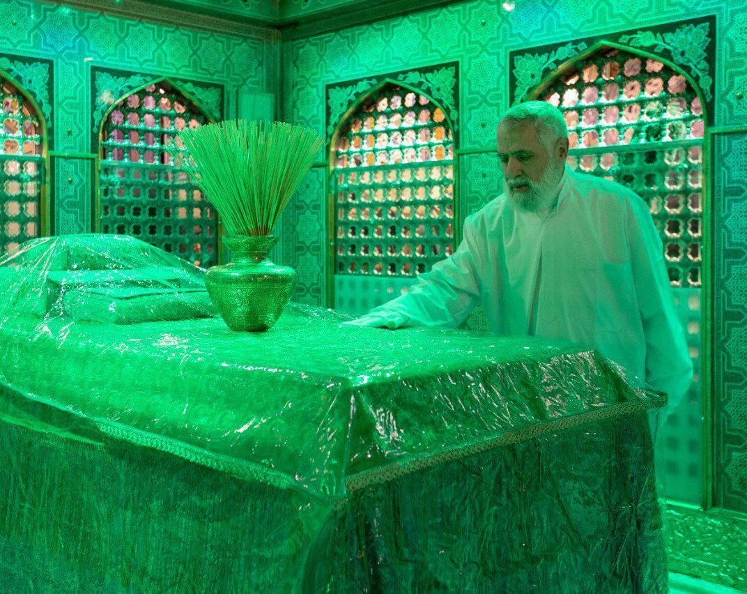 دبیر کل جدید حزب‌الله در حرم امام رضا «ع» (تصویر)