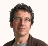 ترامپ وانمود می‌کند طرف مردم عادی آمریکاست، اما این یک دروغ است