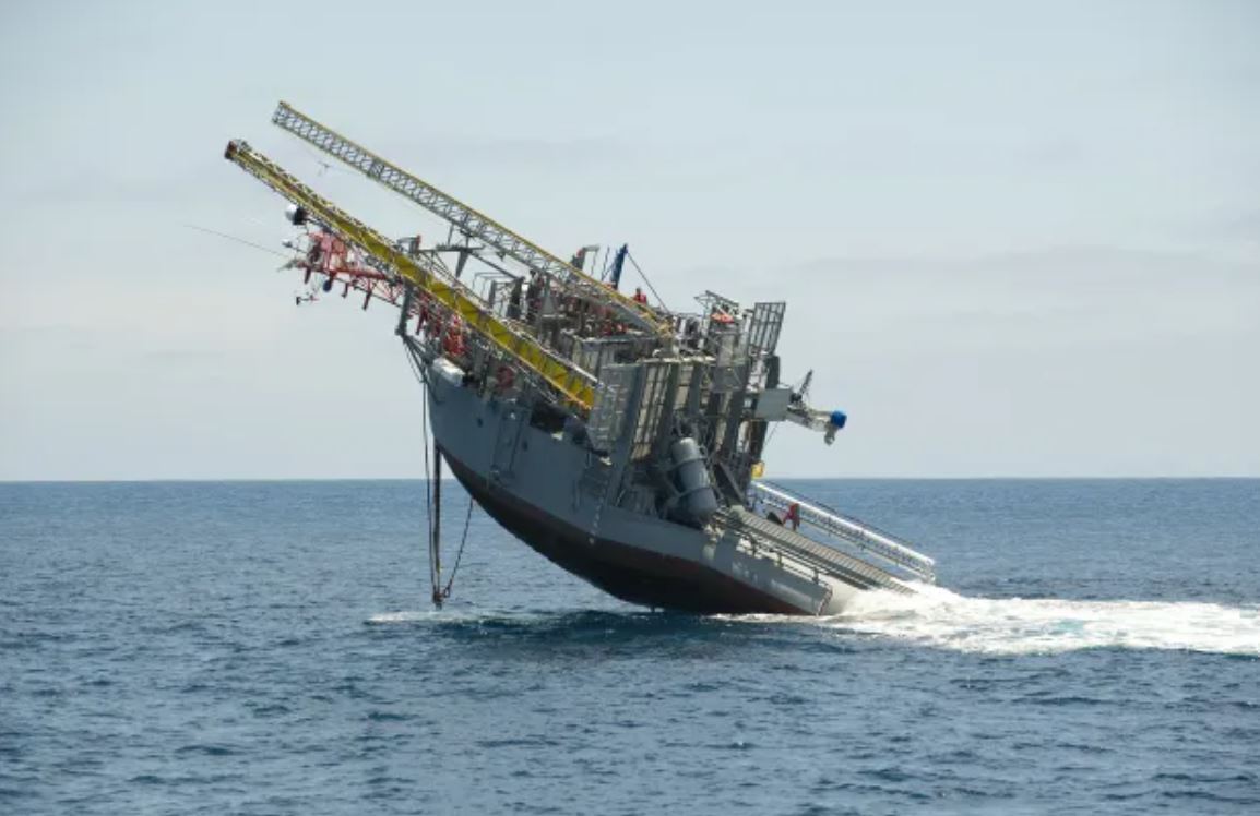 این کشتی می‌تواند بصورت عمودی در آب شیرجه رود (تصاویر)