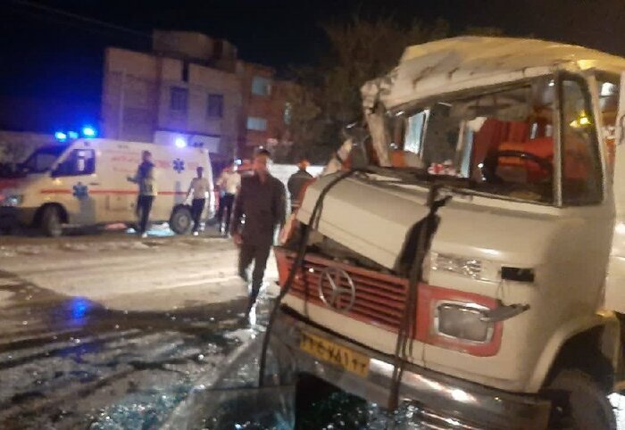تصادف تریلی و مینی‌بوس در نیشابور ۱۸ مصدوم بر جای گذاشت