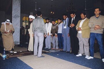 نماز خواندن محمدعلی کلی در لبنان (تصویر)