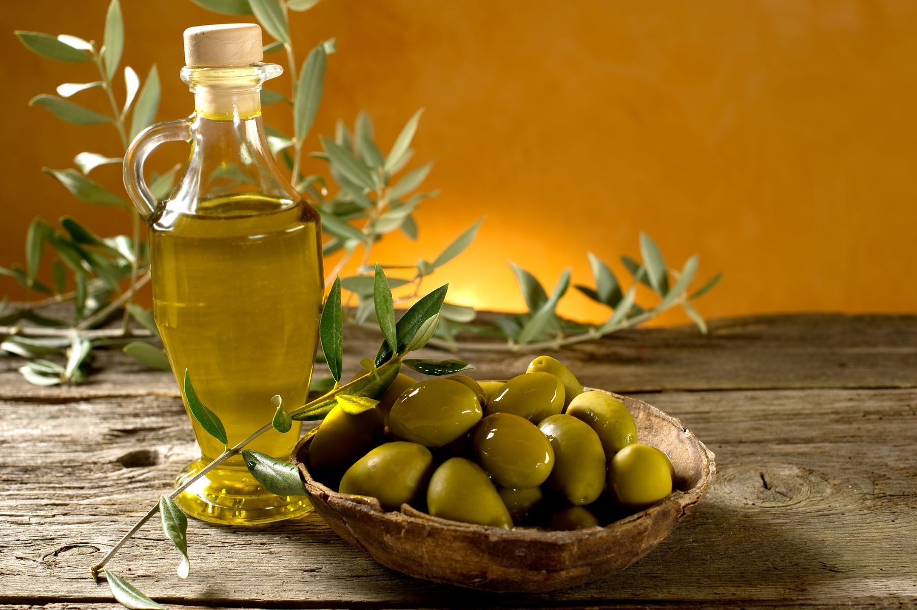 ۴ روشی که روغن زیتون به سن شما می‌افزاید/ ترجمه