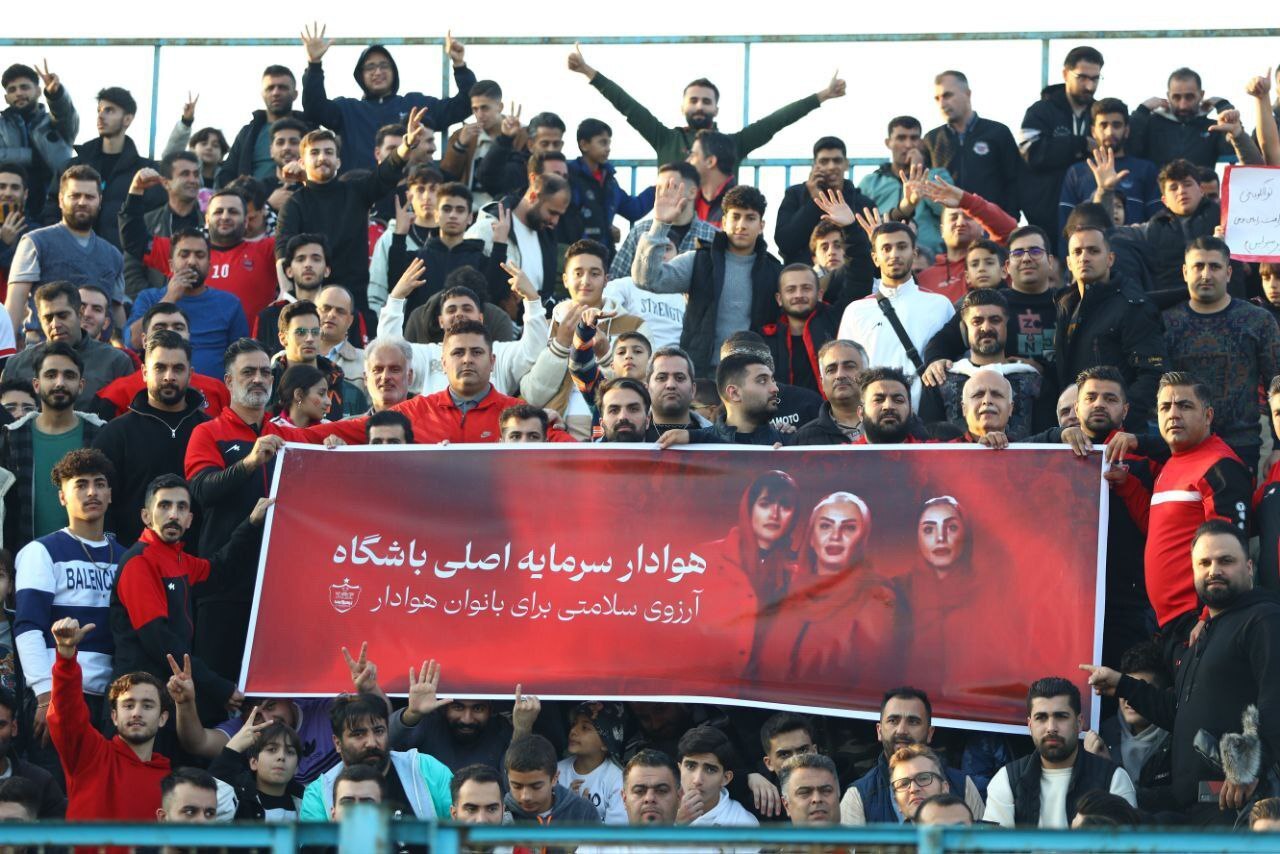 (عکس) بنری در انزلی تقدیم به ۳ بانوی پرسپولیسی سانحه دیده
