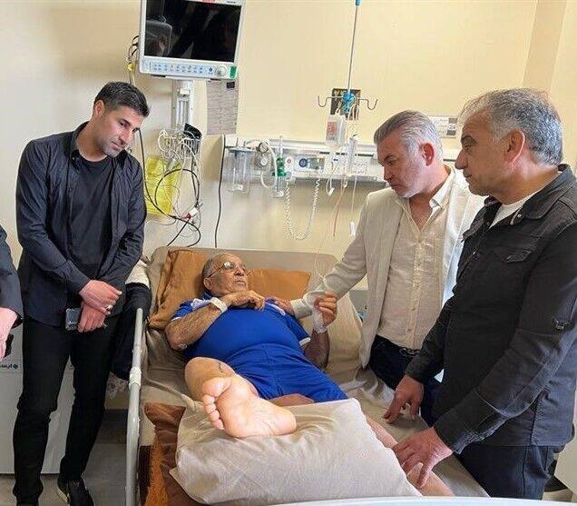 (عکس) اولین پرسپولیسی که به عیادت حسن روشن رفت