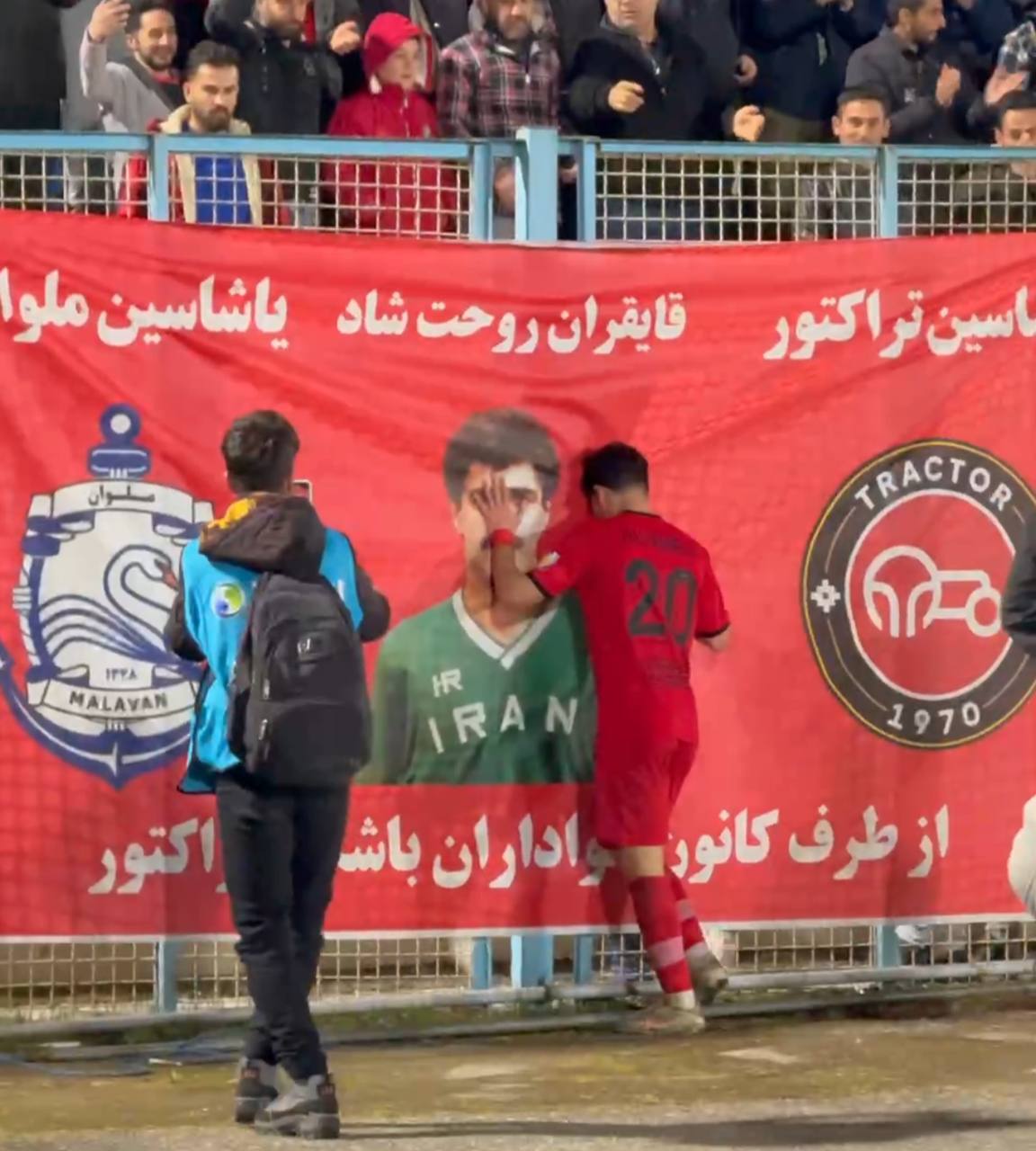 (عکس) عجیب‌ترین و احساسی‌ترین شادی گل فوتبال ایران توسط مهاجم تراکتور