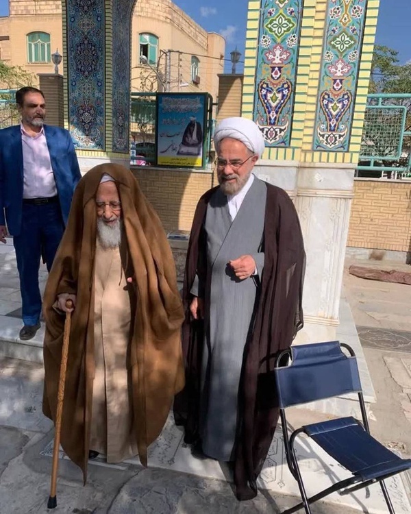 (تصویر) حضور آیت‌الله جوادی آملی بر سر مزار همسرشان به مناسبت روز زن