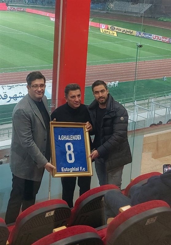 (عکس) تقدیر از امیر قلعه‌نویی با شماره ۸ استقلال