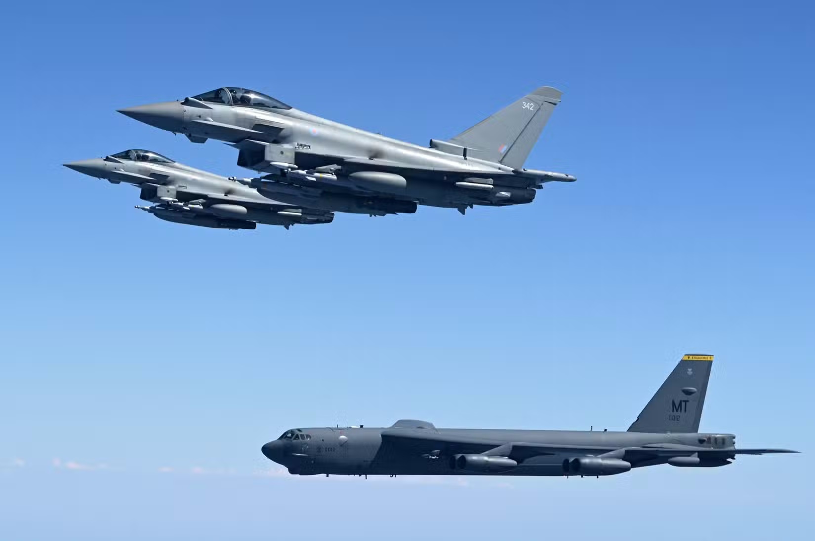 مقایسه قابلیت‌ها و نقاط قوت جنگنده‌های Eurofighter Typhoon و F-۳۵ Lightning II