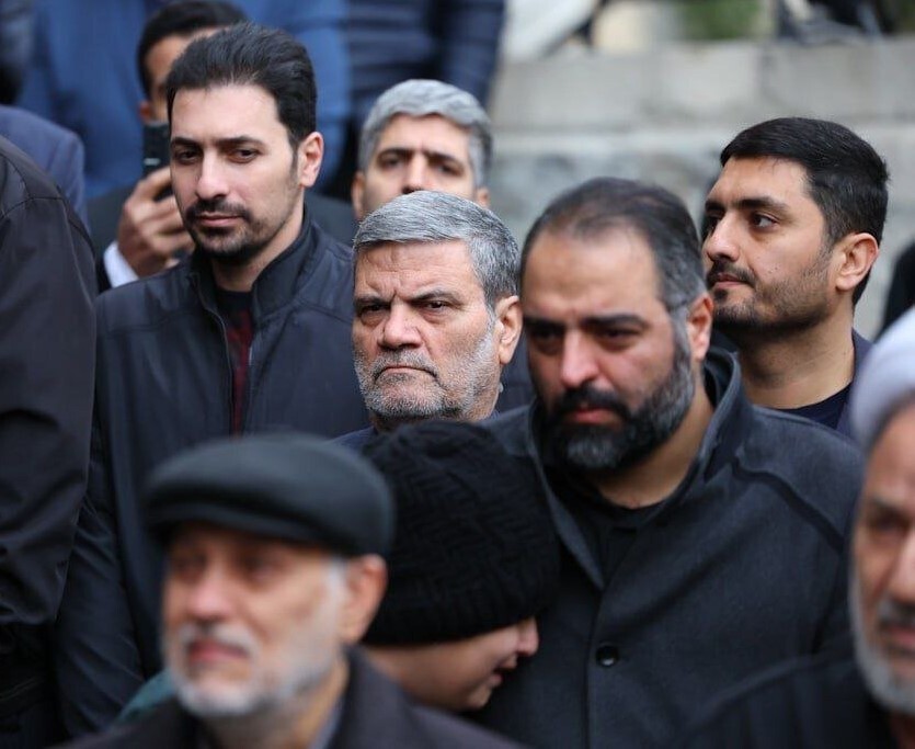 تصویری از قاضی صلواتی در مراسم تشییع پیکر شهیدان رازینی و مقیسه