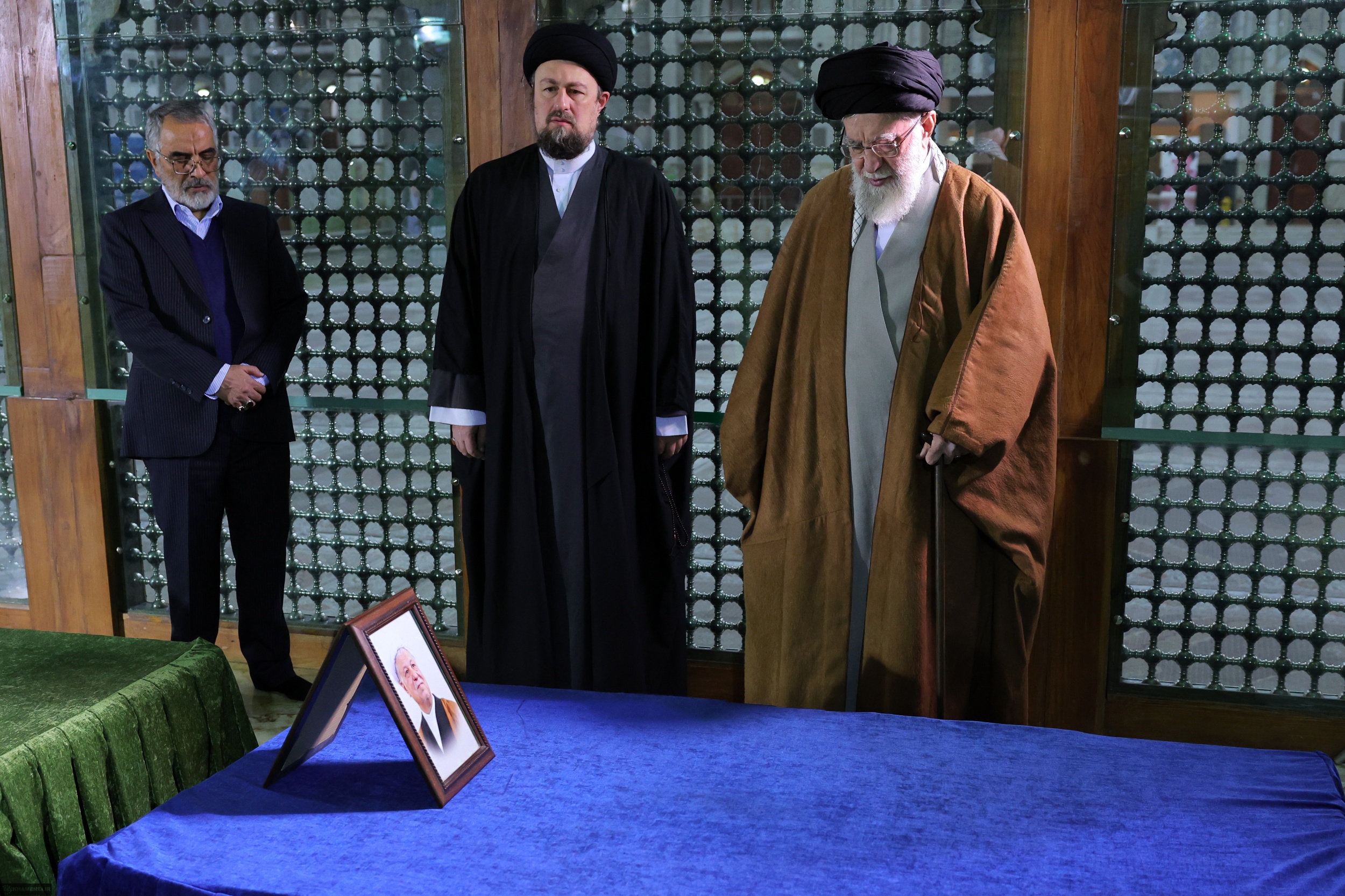 (عکس) فاتحه خوانی رهبر انقلاب بر سر مزار آیت‌الله هاشمی
