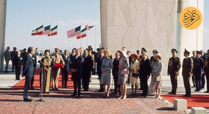 یک عکس یک روایت: ریچارد نیکسون رئیس جمهور آمریکا، شاه و فرح در میدان شهیاد سال ۱۳۵۱