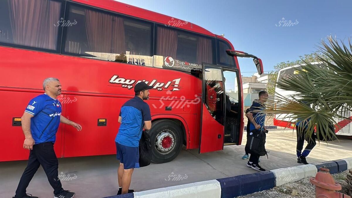 تصاویر؛ اتوبوس استقلالی‌ها در سیرجان سوژه شد
