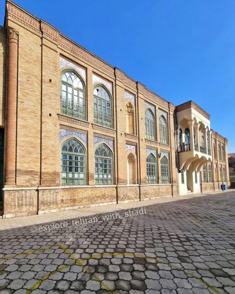 ساختمان دبیرستانی که در حد یک کاخ سلطنتی زیبا است