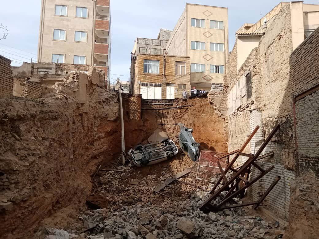 حادثه در تبریز؛ سقوط دو خودرو به محل گودبرداری در منطقه عباسی