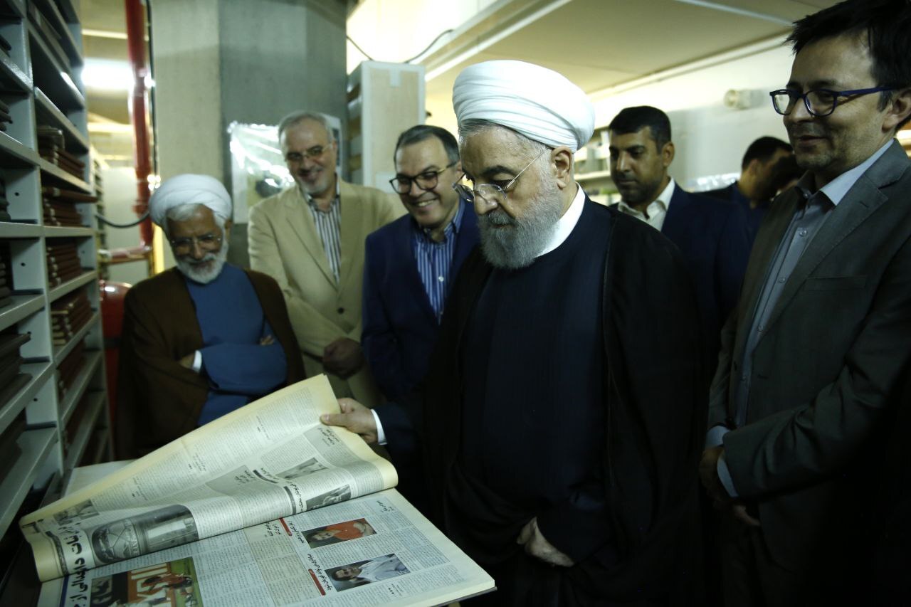 تصویر؛ روحانی به سازمان اسناد و کتابخانه ملی ایران رفت